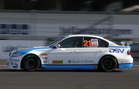 Johan Stureson på Jyllands-Ringen i sin BMW 320si racer.
